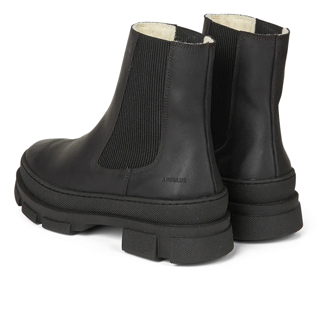 Chelsea boot with wool lining