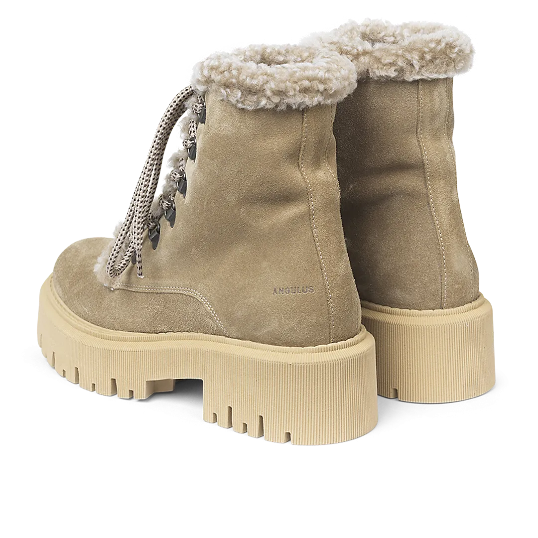 Chunky lace-up boot with soft merino wool lining