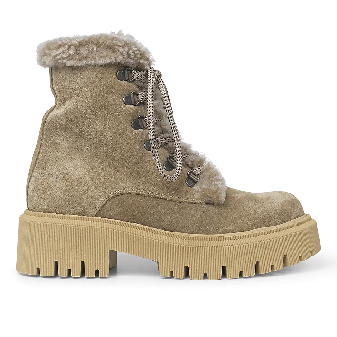 Chunky lace-up boot with soft merino wool lining