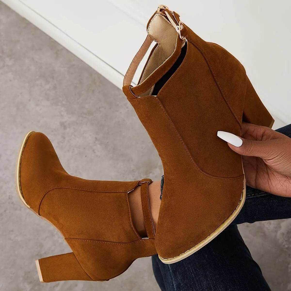 Elegant and detailed supportive Boots