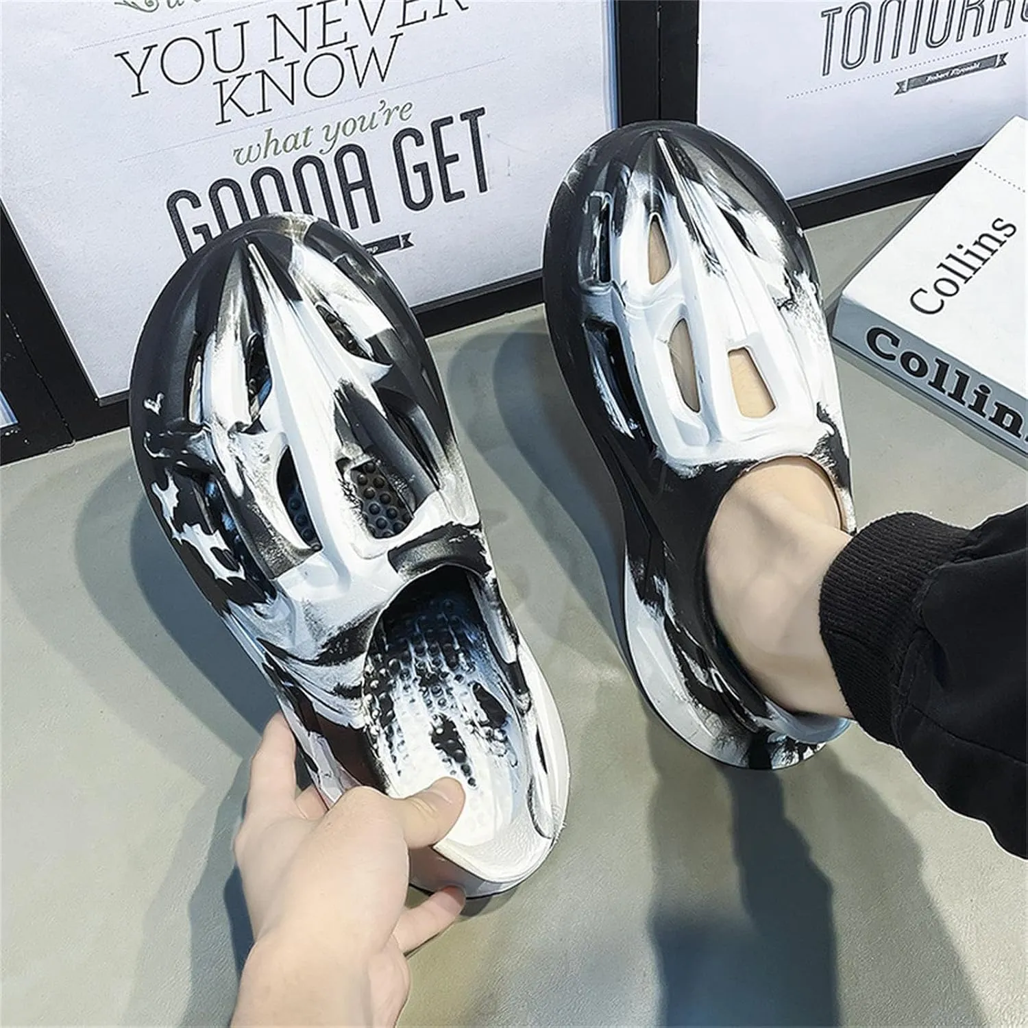 Foam Runners for Men Non-Slip Quick-Drying Outdoor Pillows Shoes Slip-On Soft Beach Sandals Walking Breathable Couple Sneakers Fashion Thick Slippers
