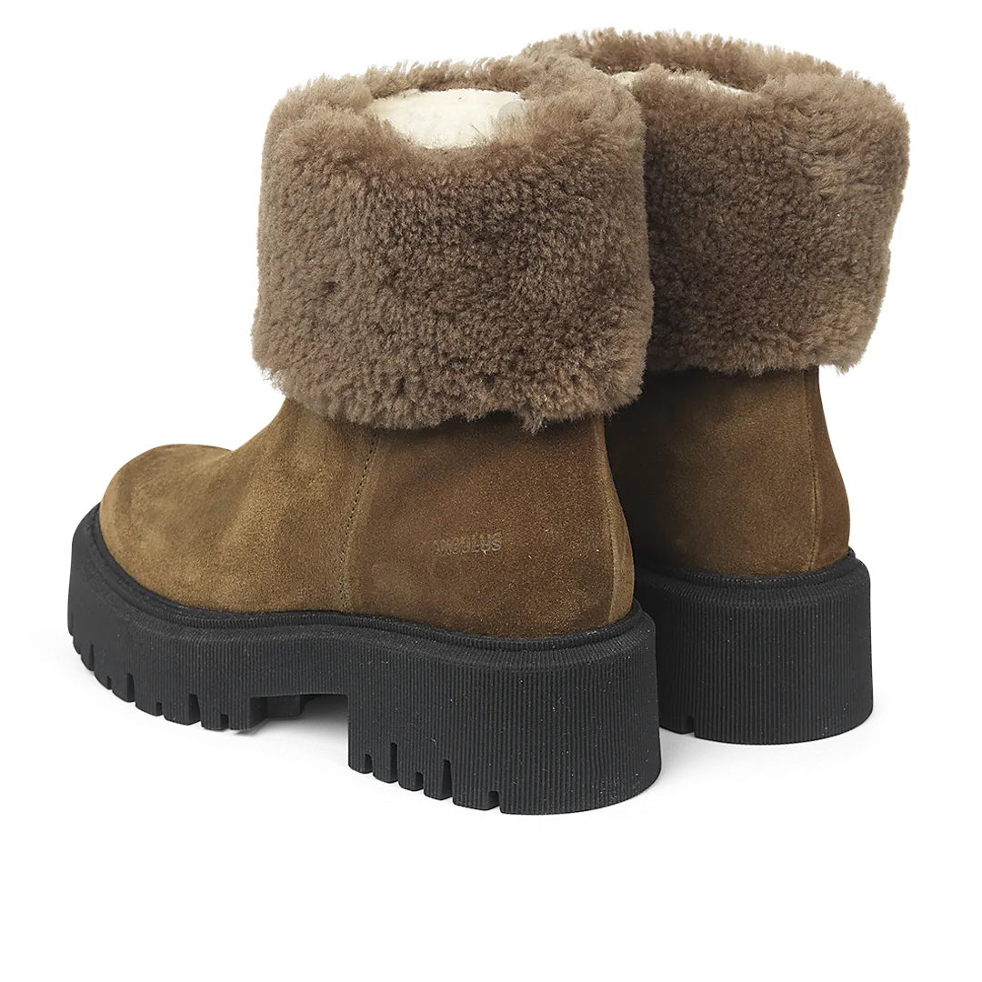 Suede boot with wool lining