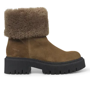 Suede boot with wool lining