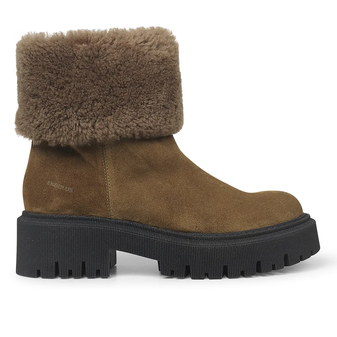 Suede boot with wool lining
