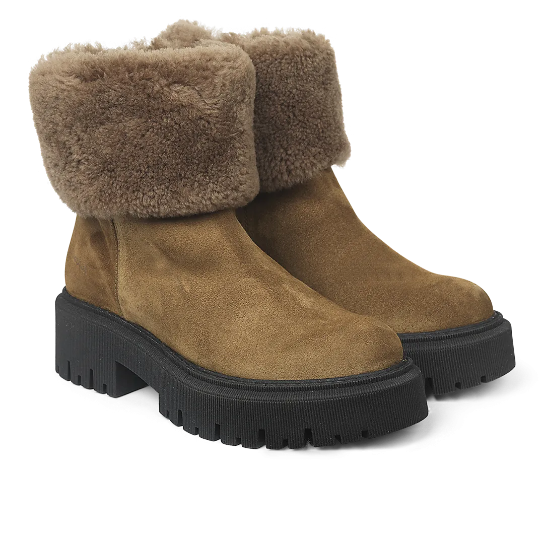Suede boot with wool lining