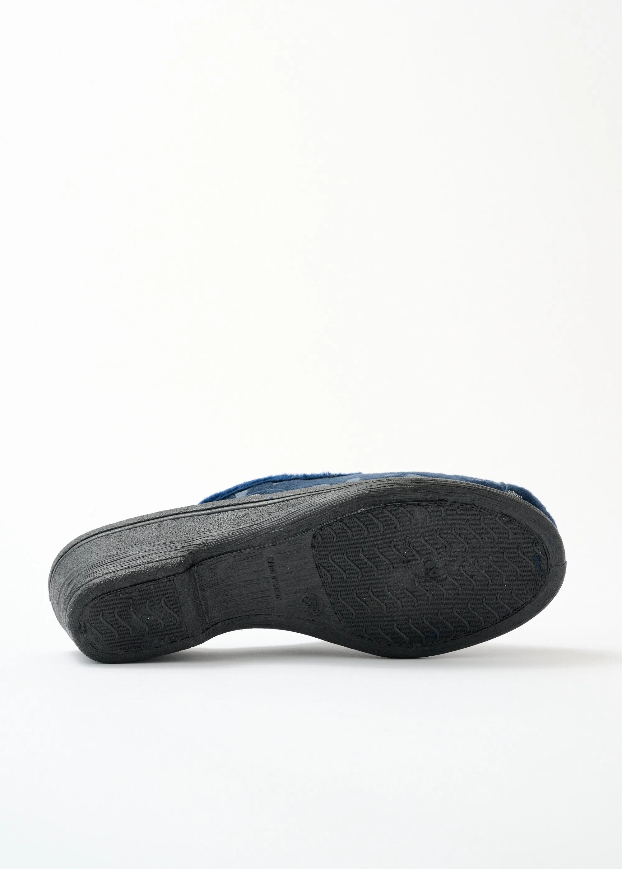 Wedge mule slipper with compensated comfort